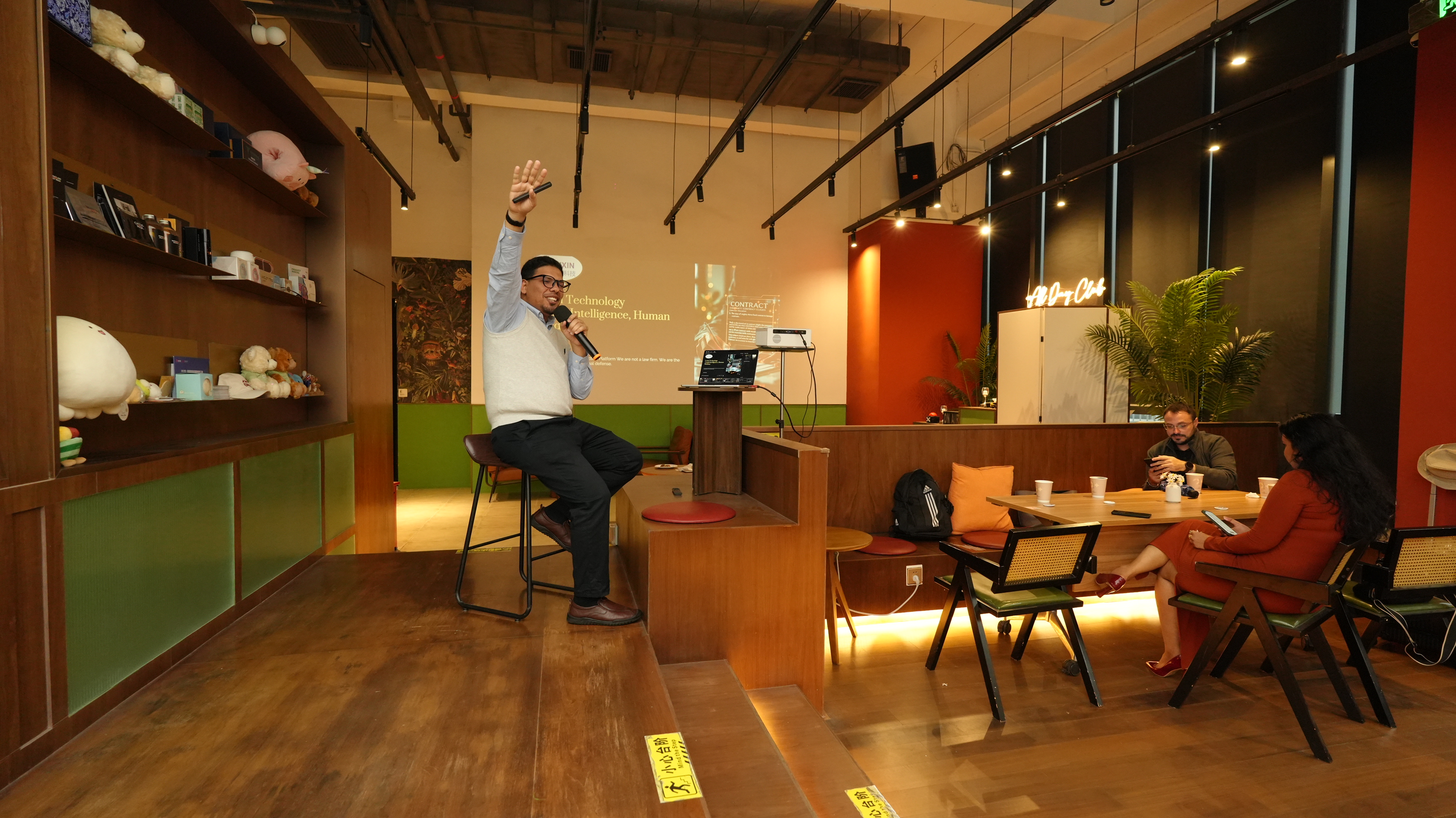 Mahmoud Hamdy shares at an entrepreneurship salon in Qianhai this April. Zhen Jianhong..JPG