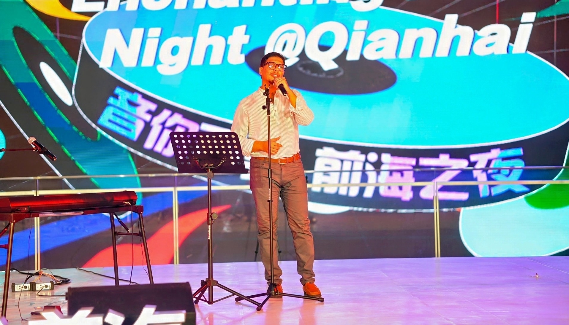 Mahmoud Hamdy sings at music night held in Qianhai last year. Lin Songtao..jpg