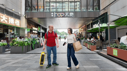 Brazilian guest Stephan Klaus Bubeck and Ukrainian visitor Natalia Vilchinskaia shop at Qianhai HOP World shopping complex. (2).gif